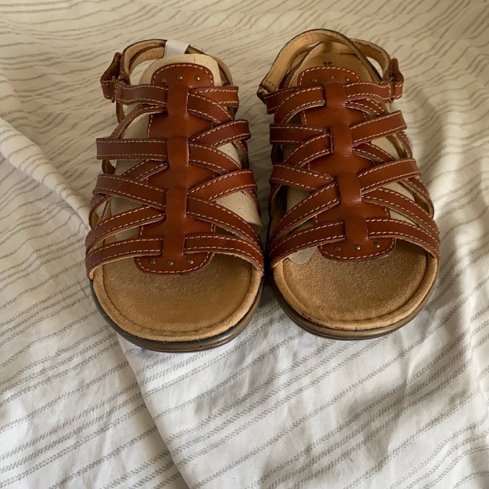 Brand new leather Naturalizer Jamboree sandal in cognac.